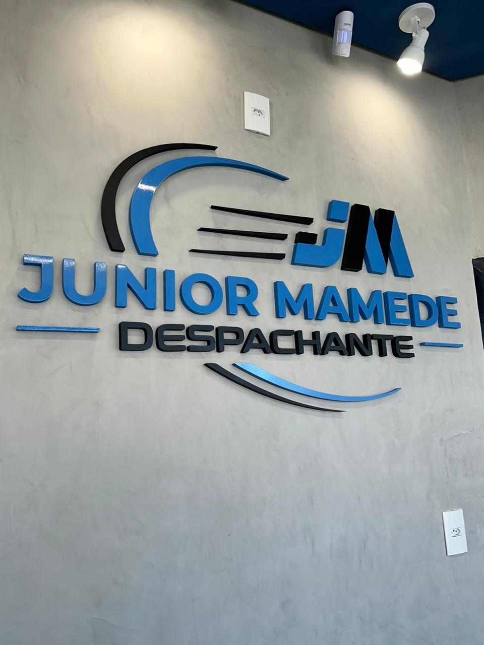 Parede com o logo da Júnior Mamede Despachante, na loja em Franca-SP